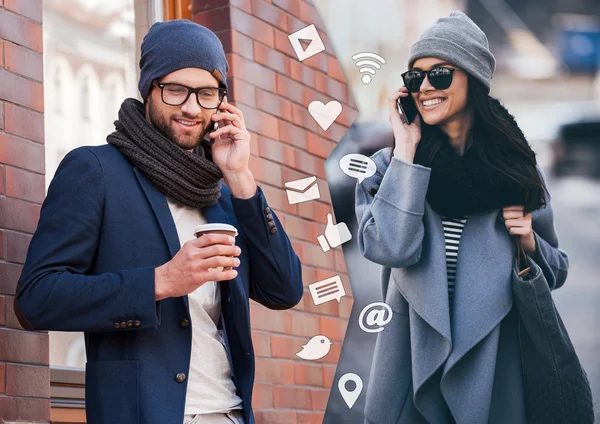 Mann und Frau unterhalten sich auf Smartphones — Stockfoto