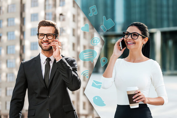 Мужчина и женщина разговаривают на смартфонах
 