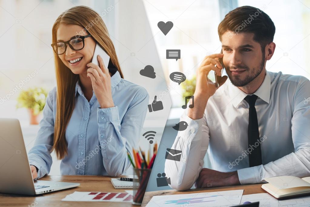 Мужчина И Женщина Разговаривают На Смартфонах Стоковое Фото.