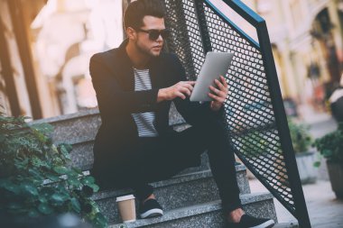 Dijital tablet üzerinde çalışan adam 