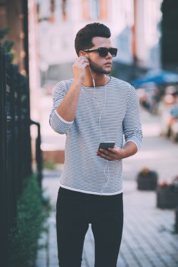 adam onun kulaklık ayarlama 