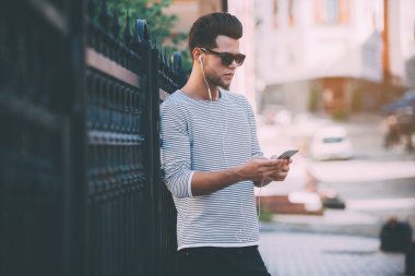 adam akıllı telefonunu arayan 