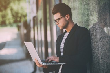 Surfinman dizüstü bilgisayar üzerinde çalışıyor 