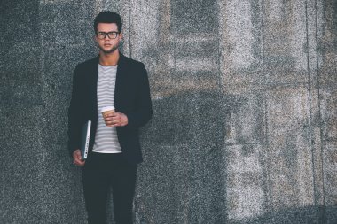 Yakışıklı genç adam. 