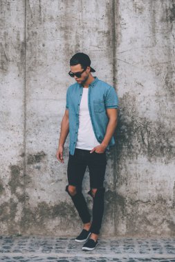 Yakışıklı genç adam. 