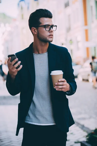 Mann mit Kaffee und Smartphone — Stockfoto