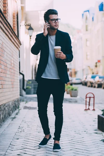 Man talking on mobile phone — Stock Photo, Image