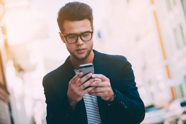 Mannen som håller i smarttelefonen — Stockfoto