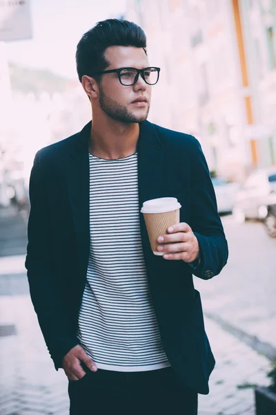 Man holding coffee cup — Stock Photo, Image