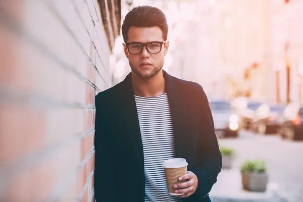 Hombre sosteniendo taza de café — Foto de Stock