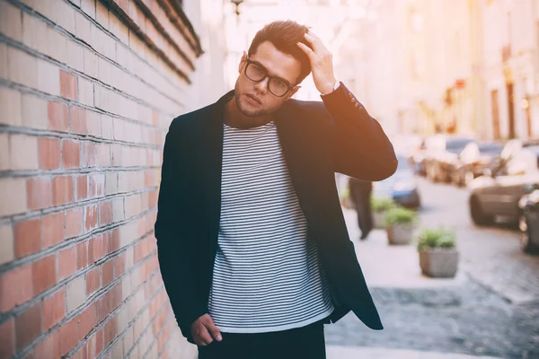 Hombre en ropa casual inteligente — Foto de Stock