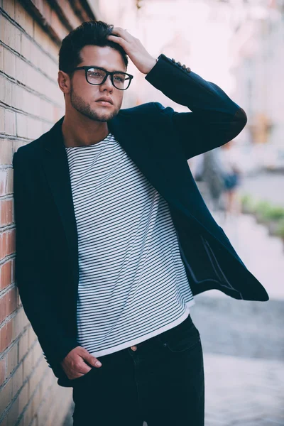 Hombre en ropa casual inteligente — Foto de Stock