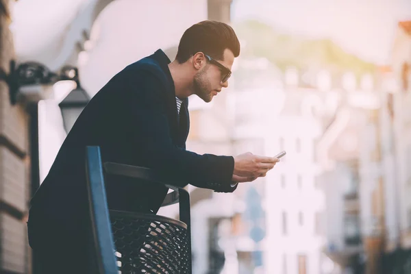 Muž držící chytrý telefon — Stock fotografie