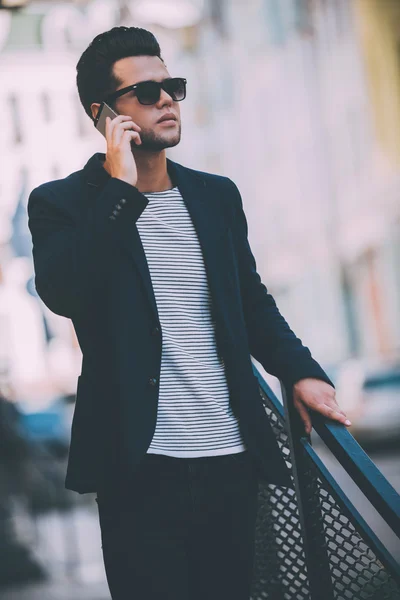 Hombre hablando en el teléfono móvil — Foto de Stock