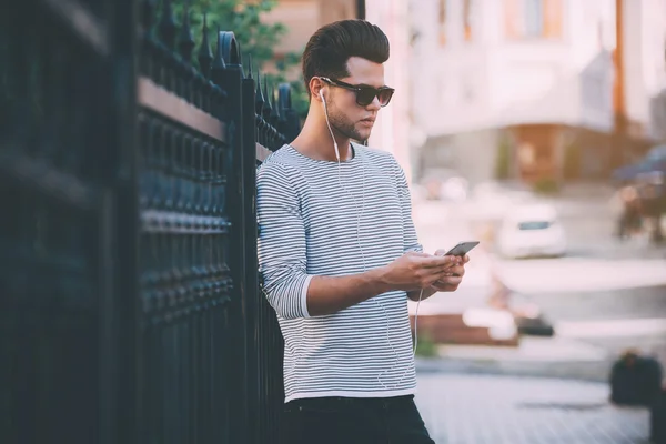 Adam akıllı telefonunu arayan — Stok fotoğraf