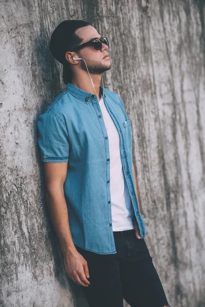 Man listening to the music — Stock Photo, Image