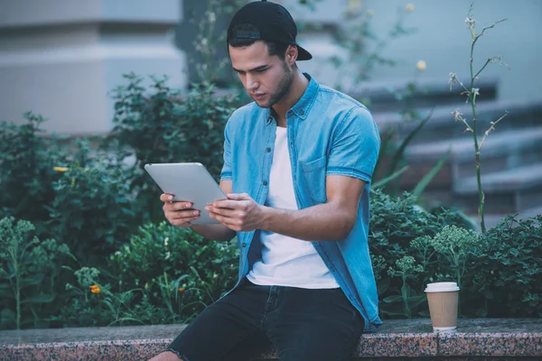 Man holding digital tablet — Stock Photo, Image