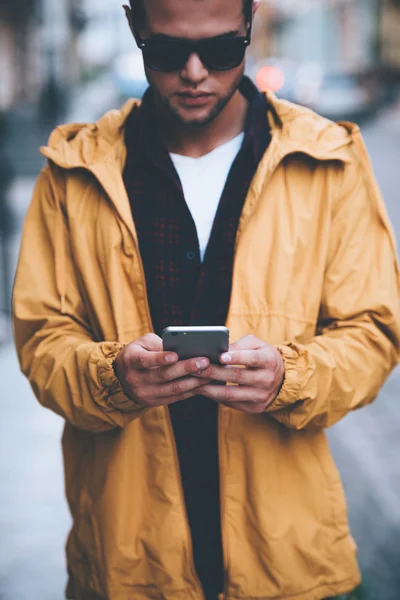 Man holding smart phone — Stock Photo, Image