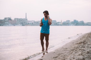 Nehir yürüyen adam