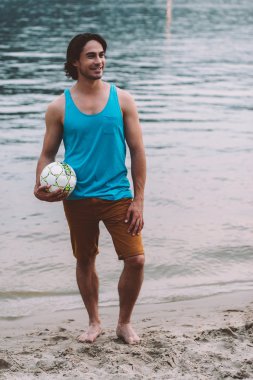 Futbol topu tutan adam 
