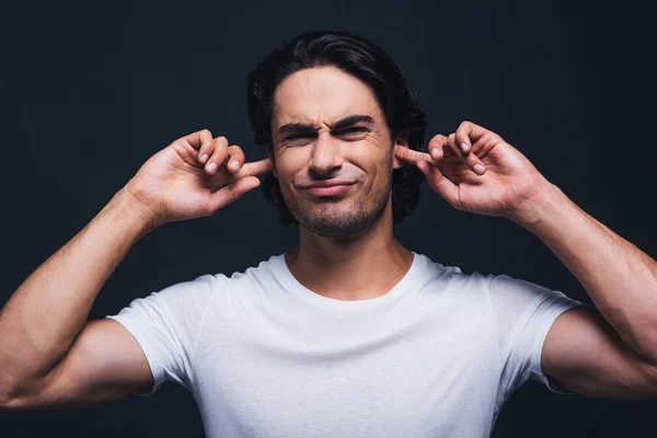 Hombre cubriendo orejas por las manos — Foto de Stock