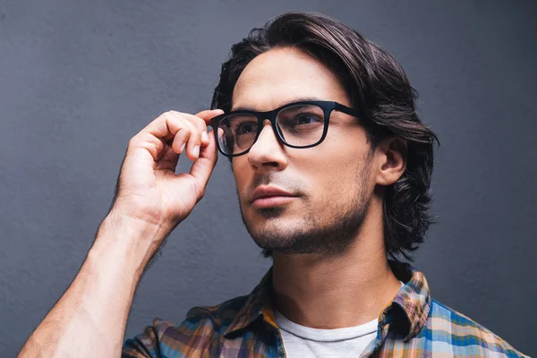 Schöner junger Mann mit Brille — Stockfoto