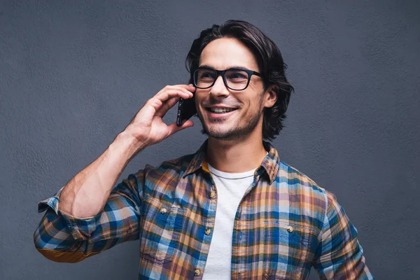 Mannen som pratar i smart telefon — Stockfoto