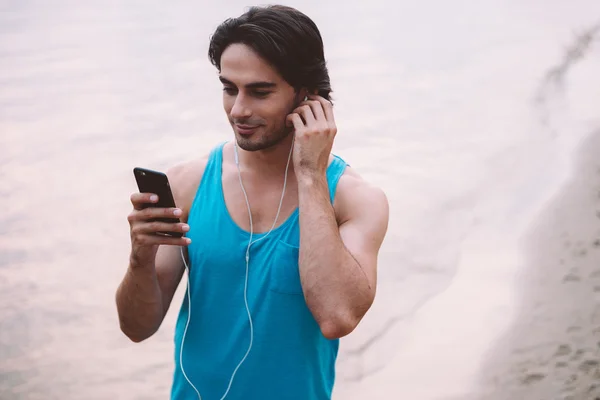 Man listening to the music — Stock Photo, Image