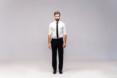 Yakışıklı genç adam.