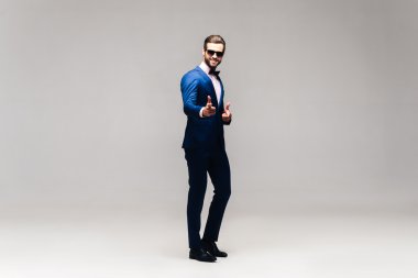 Tam takım yakışıklı adam