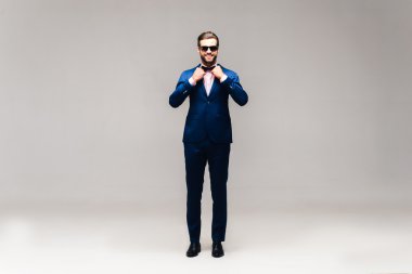 Tam takım yakışıklı adam