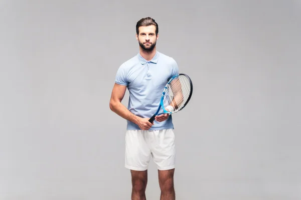 Hombre llevando raqueta de tenis —  Fotos de Stock