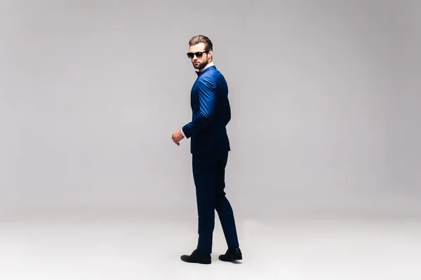 Schöner Mann in vollem Anzug — Stockfoto