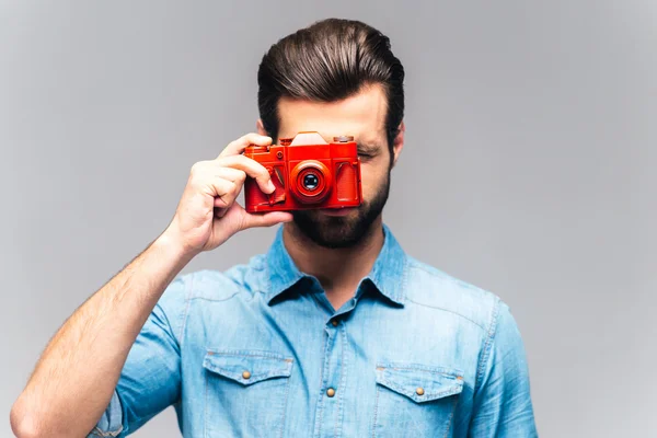 Homem segurando câmera retro — Fotografia de Stock