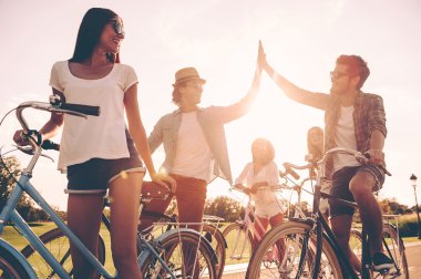 onların bisiklet duran insanlar 