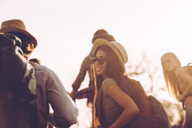 gençlerle sırt çantaları 