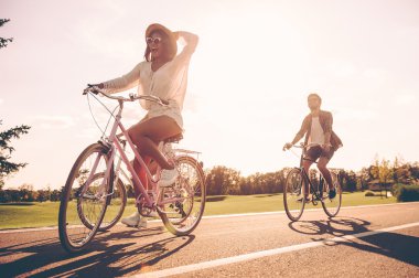  Gençler bisiklete biniyor 