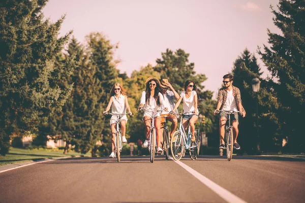 Menschen auf Fahrrädern — Stockfoto