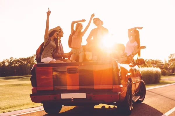 Menschen tanzen und spielen Gitarre — Stockfoto