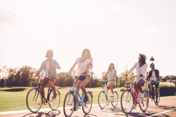 Gente montando bicicletas —  Fotos de Stock