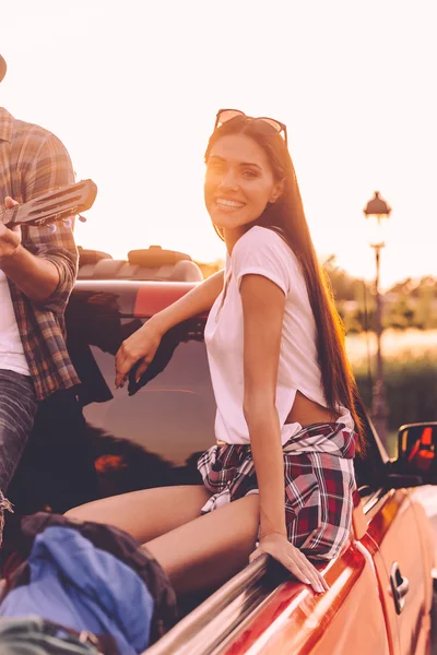 Woman  smiling  in pick-up truck — Stock Photo, Image