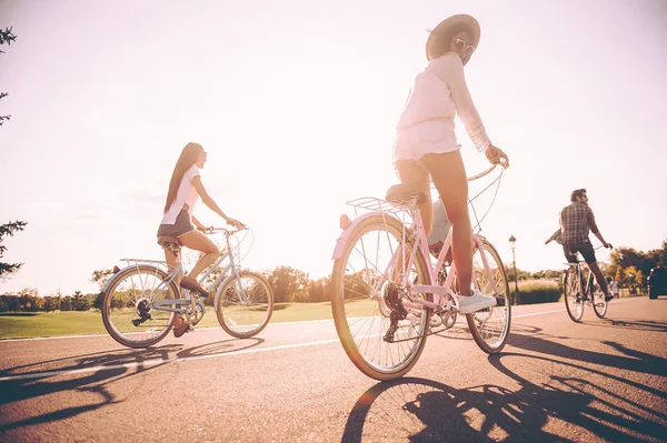 Pessoas andando de bicicleta — Fotografia de Stock