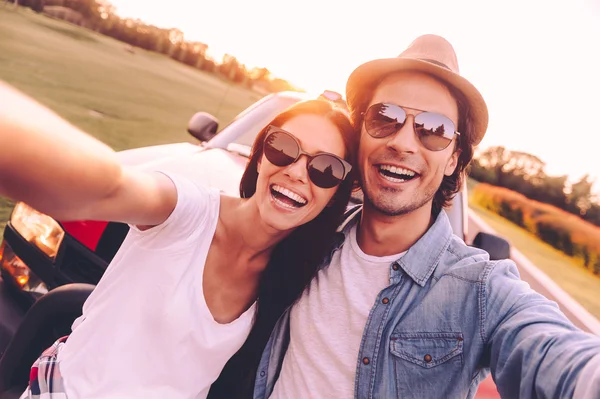 Pareja inclinada en su camioneta —  Fotos de Stock