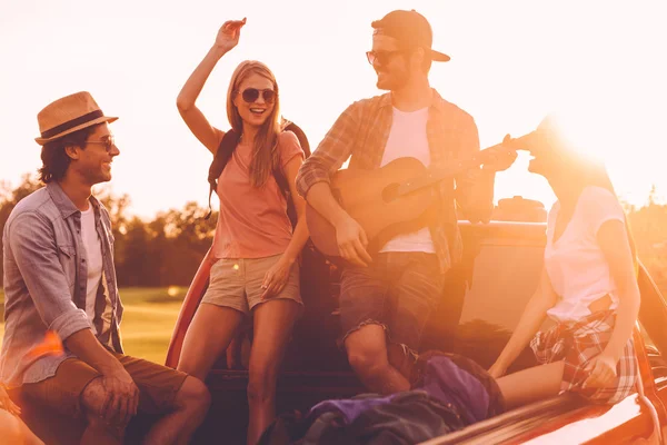 People enjoying their road trip — Stock Photo, Image