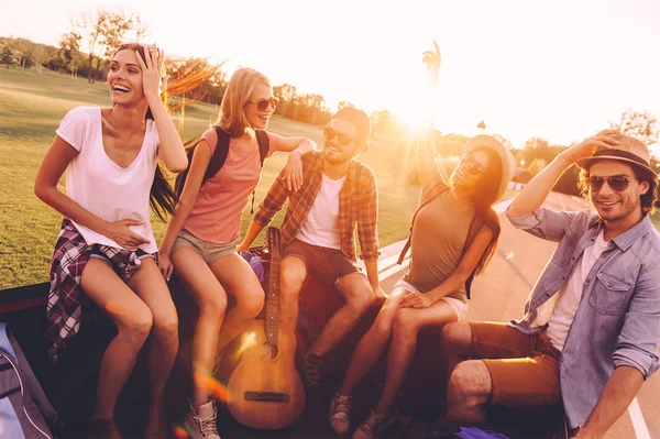 People enjoying road trip — Stock Photo, Image