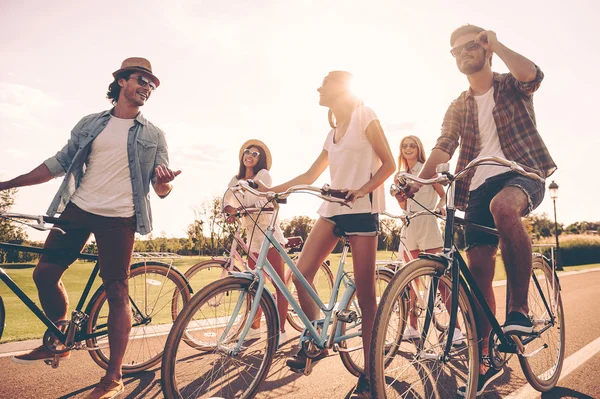 Jeunes debout près de leur vélo — Photo