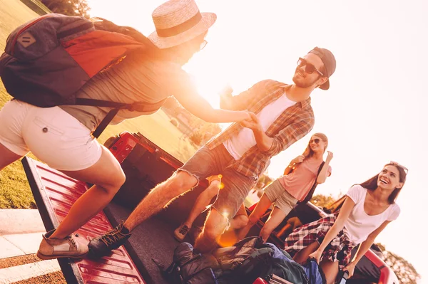 Menschen, die sich auf einen Roadtrip vorbereiten — Stockfoto