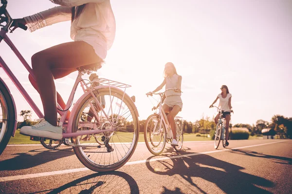 Pessoas alegres andar de bicicleta — Fotografia de Stock