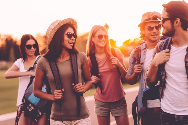 Pessoas com mochilas andando juntas — Fotografia de Stock