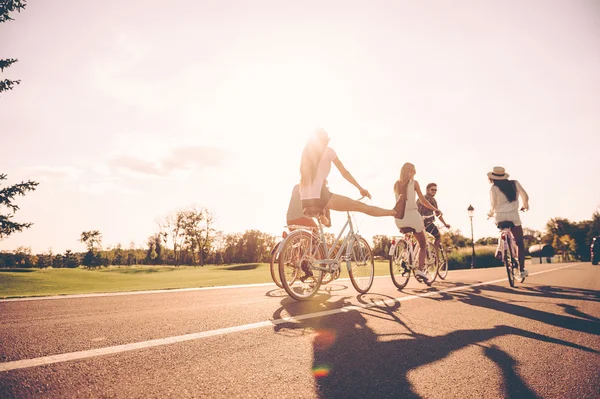 Молодь катається на велосипедах — стокове фото